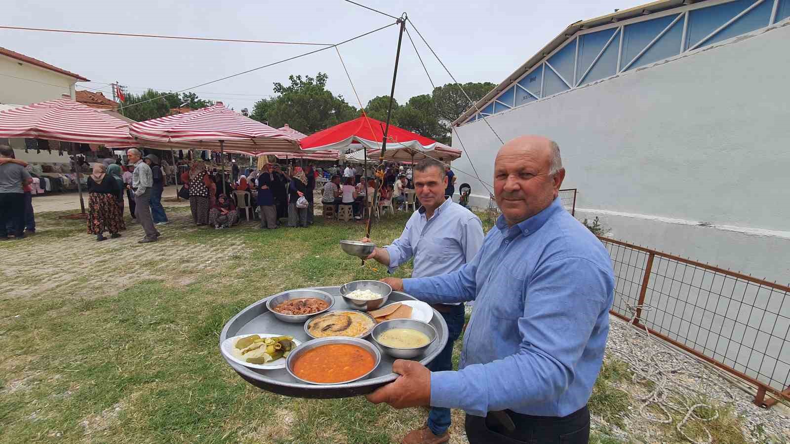 Demirci’de geleneksel yağmur duası ve hayır yemeğine yoğun katılım