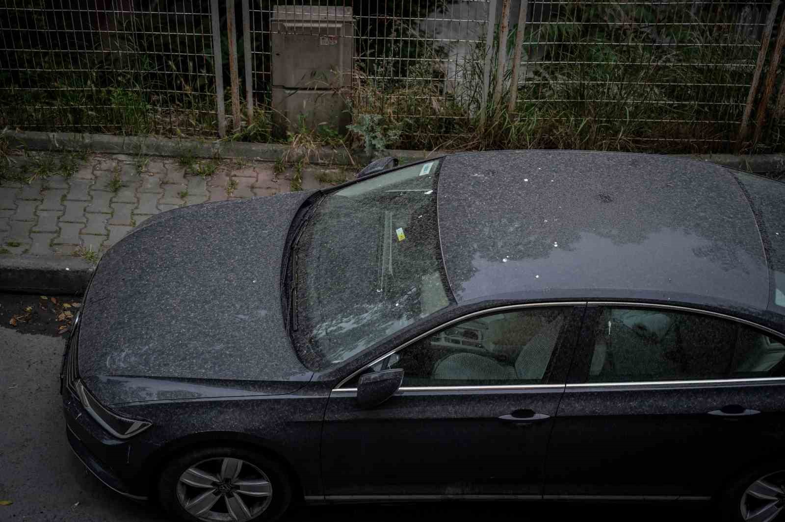 İstanbul’da sağanak yağışla beraber çamur yağdı
