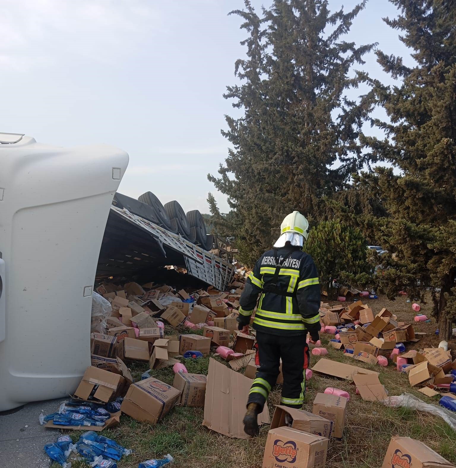 İki tır ve bir otomobilin karıştığı kazada otoyol savaş alanına döndü
