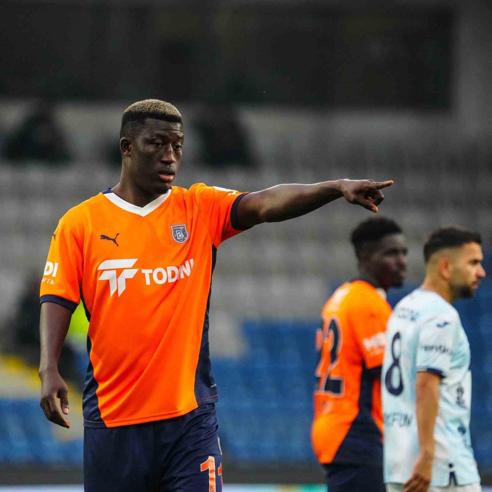 Trendyol Süper Lig: RAMS Başakşehir: 2 - Adana Demirspor: 1 (İlk yarı)
