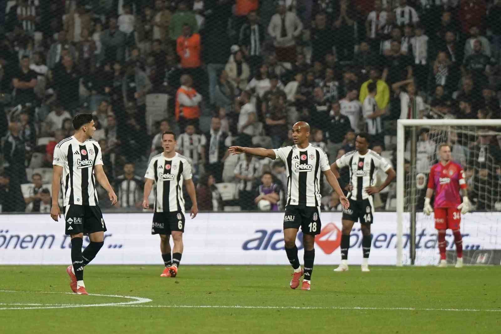 Beşiktaş son i&ccedil; saha ma&ccedil;ından mağlubiyetle ayrıldı 