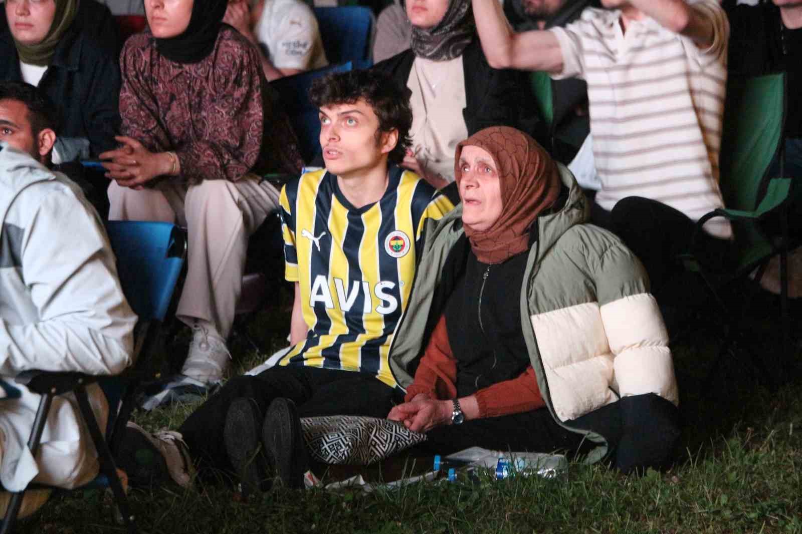 Rize’de Fenerbahçelilerden şampiyonluk kutlaması
