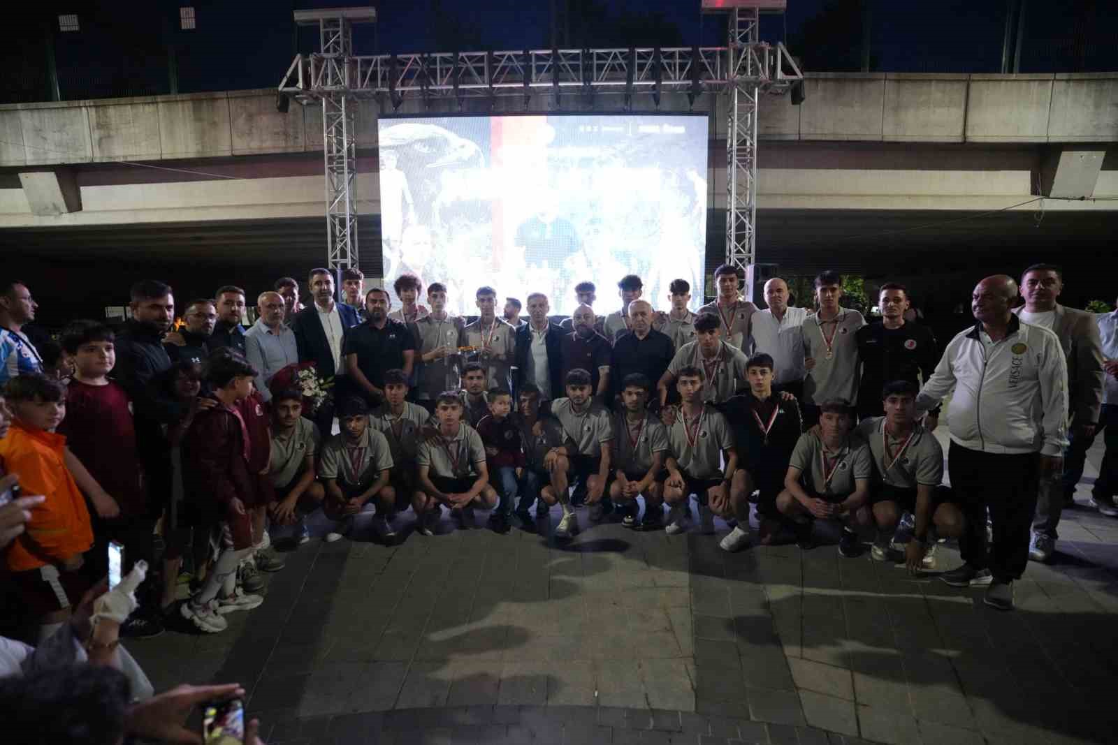 Kartal’da Fenerbahçe’nin Euroleague final maçı dev ekranda izlendi
