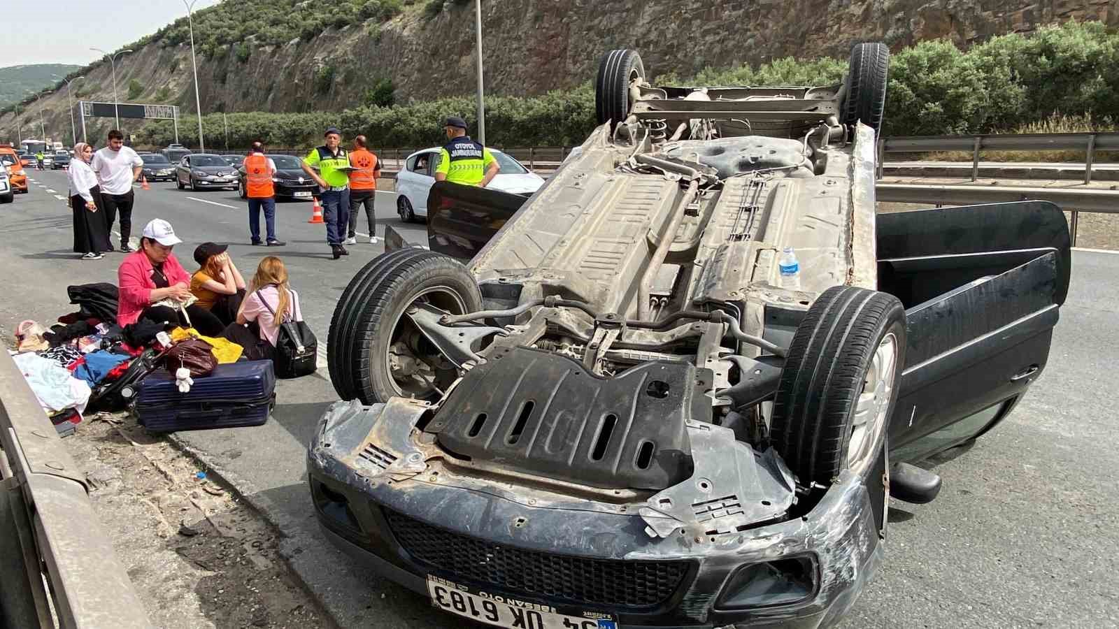 Beton bariyere çarparak takla atan araç ters döndü: 3 yaralı