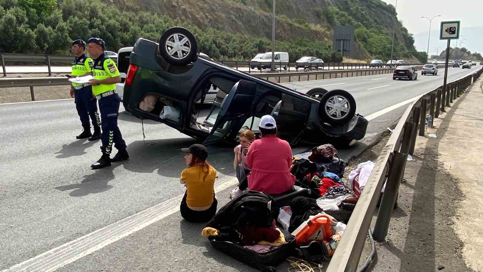 Beton bariyere &ccedil;arparak takla atan ara&ccedil; ters d&ouml;nd&uuml;: 3 yaralı
