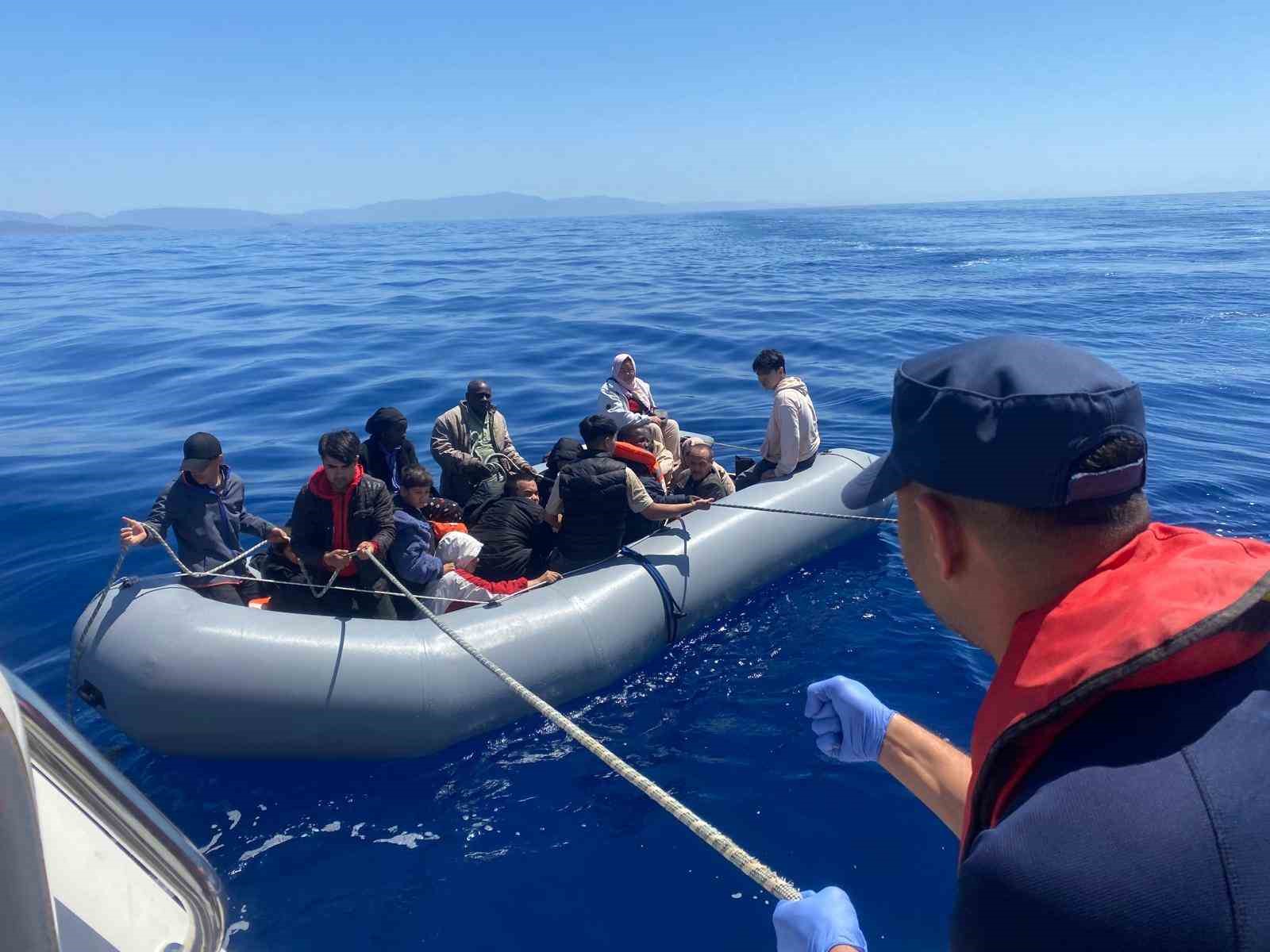 Sahil G&uuml;venlik, geri itilen 16&rsquo;sı &ccedil;ocuk 53 g&ouml;&ccedil;meni kurtardı
