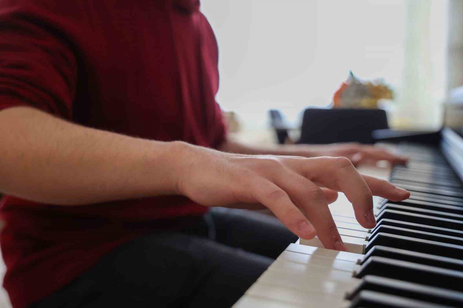 Gen&ccedil; piyanist d&uuml;nyanın en &ouml;nemli m&uuml;zik okullarından birini kazandı
