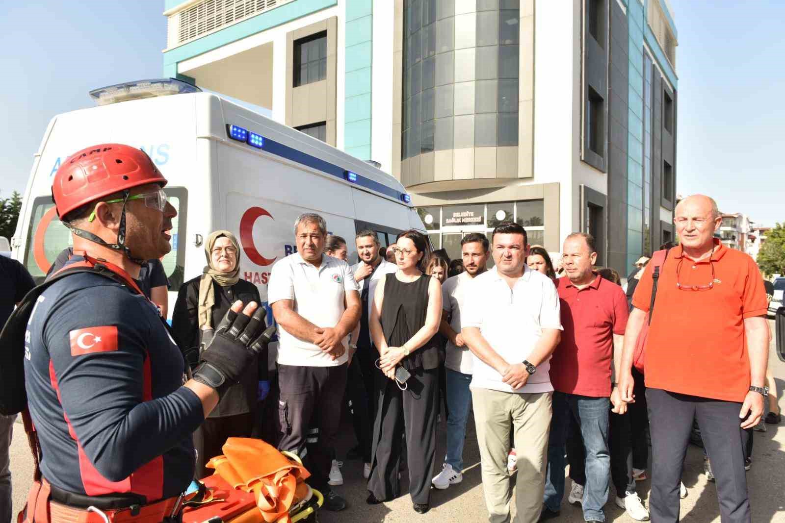 Kepez Belediyesi&rsquo;nden ger&ccedil;eğini aratmayan deprem tatbikatı
