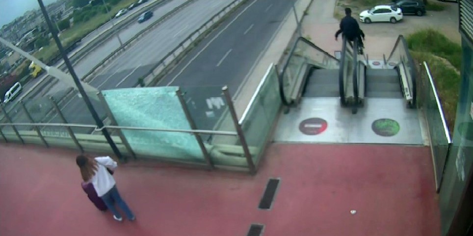 Yürüyen merdiveni adeta lunapark aletine çevirdiler