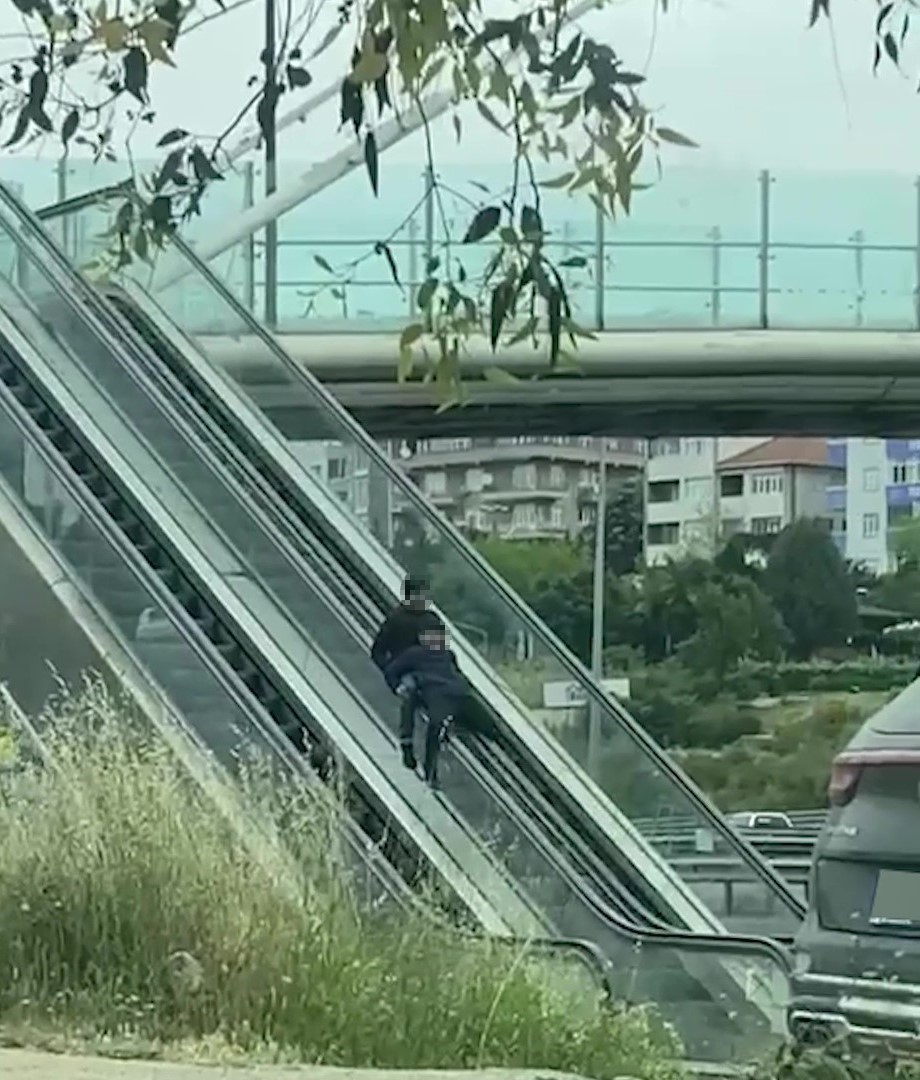 Y&uuml;r&uuml;yen merdiveni adeta lunapark aletine &ccedil;evirdiler
