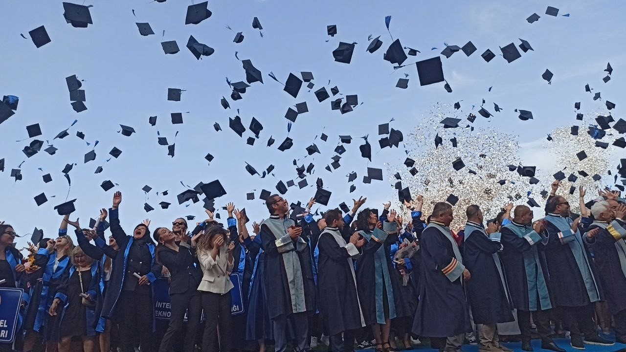 Mezuniyet töreninde evlilik teklifi sürprizi