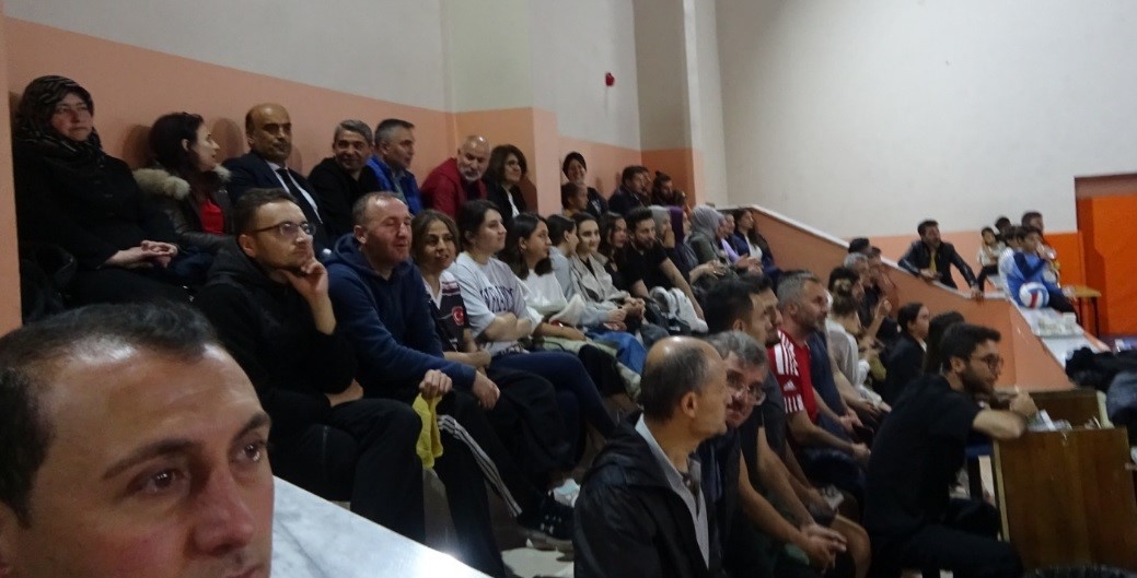 &Ouml;ğretmenler arası voleybol turnuvası Tavşanlı&rsquo;da sona erdi
