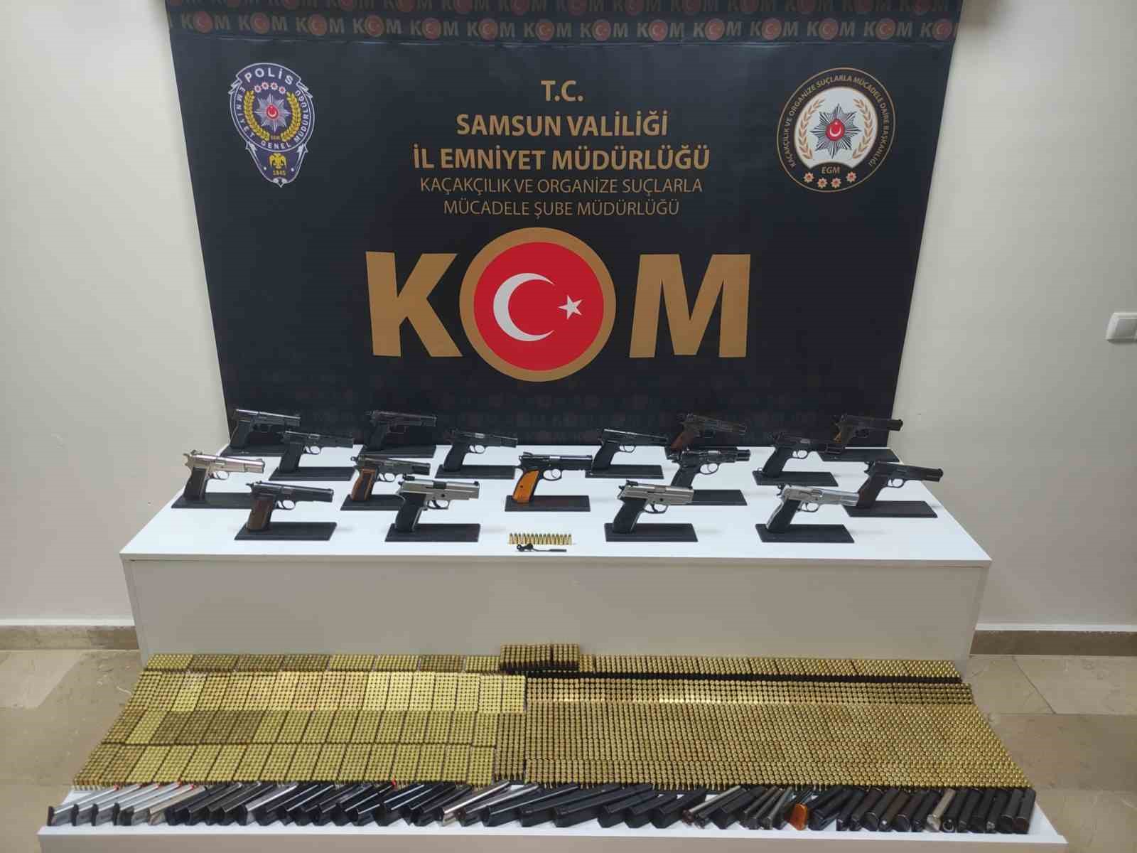 Polis araca zulalanmış 17 tabanca ele geçirdi