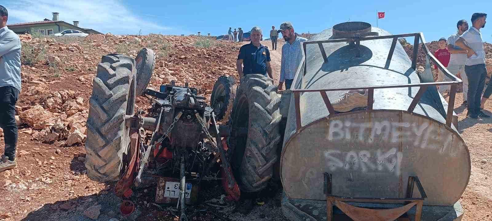 Devrilen traktörün altında kalarak ağır yaralandı