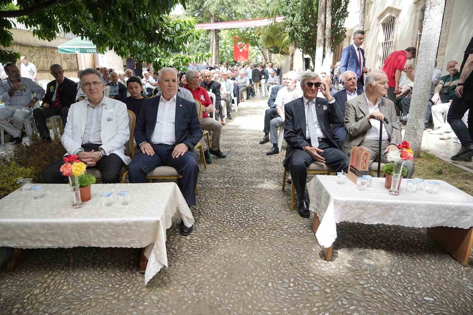 Eski mezunlar pilav g&uuml;n&uuml;nde buluştu
