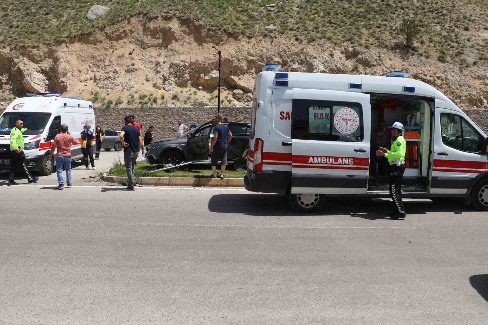 2 araç kavşakta çarpıştı, 3’ü çocuk 6 kişi yaralandı