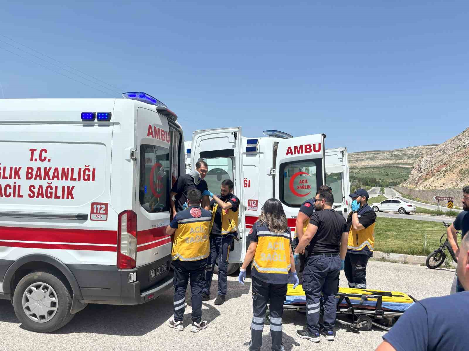 2 ara&ccedil; kavşakta &ccedil;arpıştı, 3&rsquo;&uuml; &ccedil;ocuk 6 kişi yaralandı
