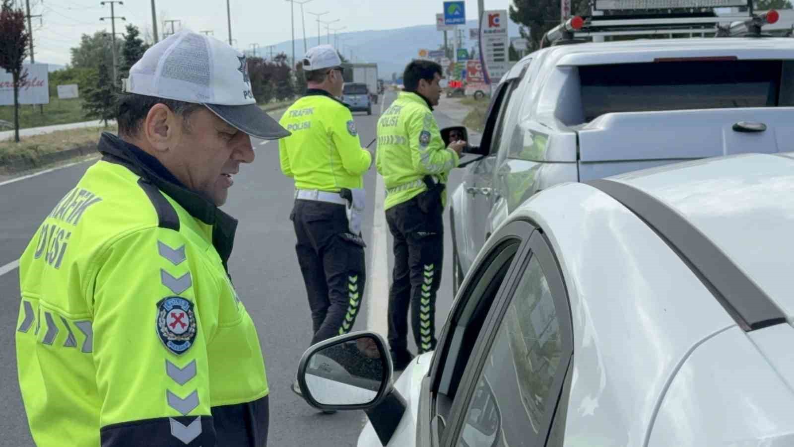 Kırmızı ışıkta geçenler havadan yakalandı