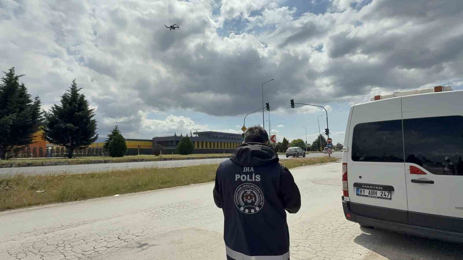 Kırmızı ışıkta ge&ccedil;enler havadan yakalandı
