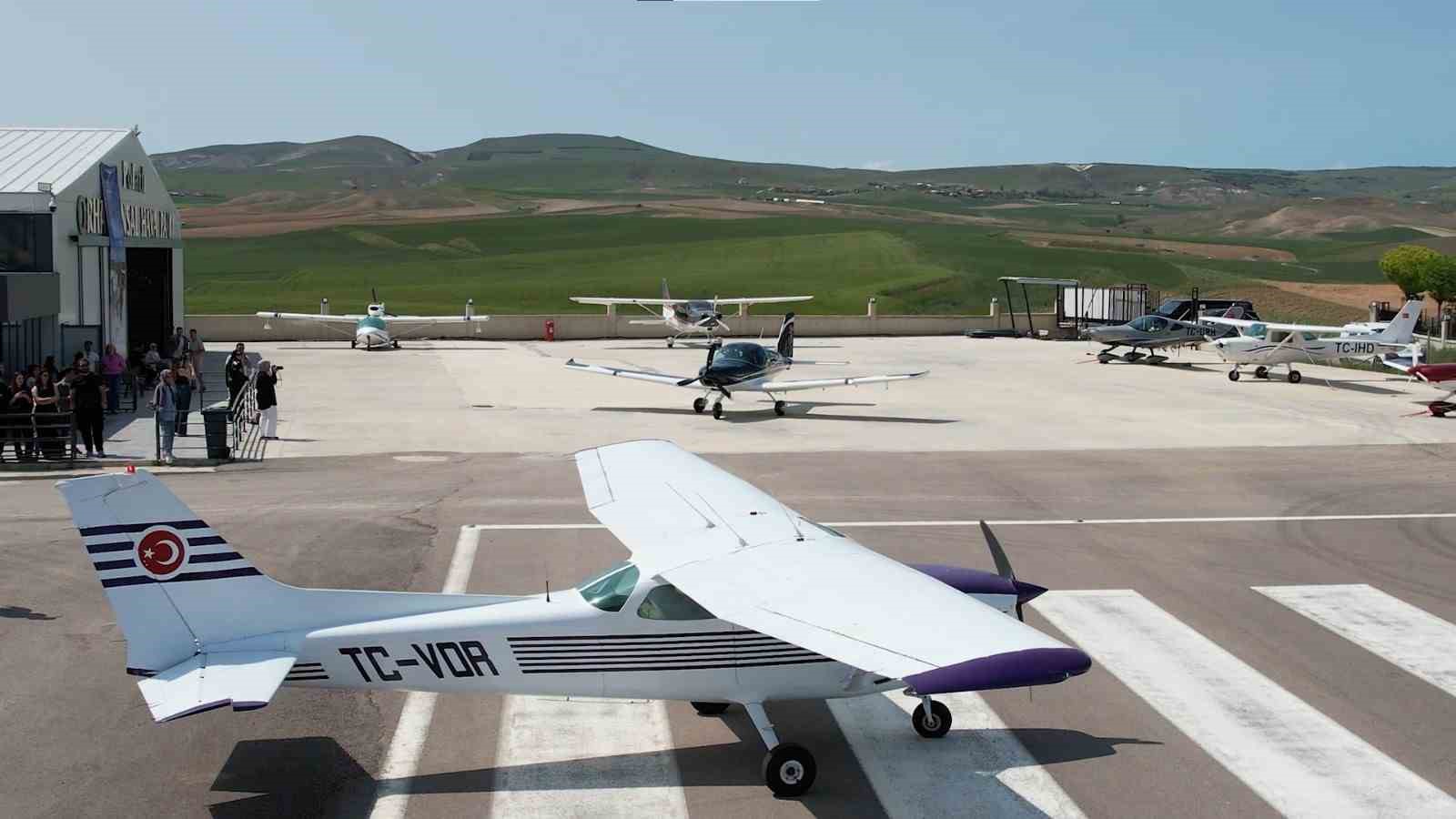 Gençler gökyüzüyle tanıştı: İlk uçuş heyecanını yaşadılar