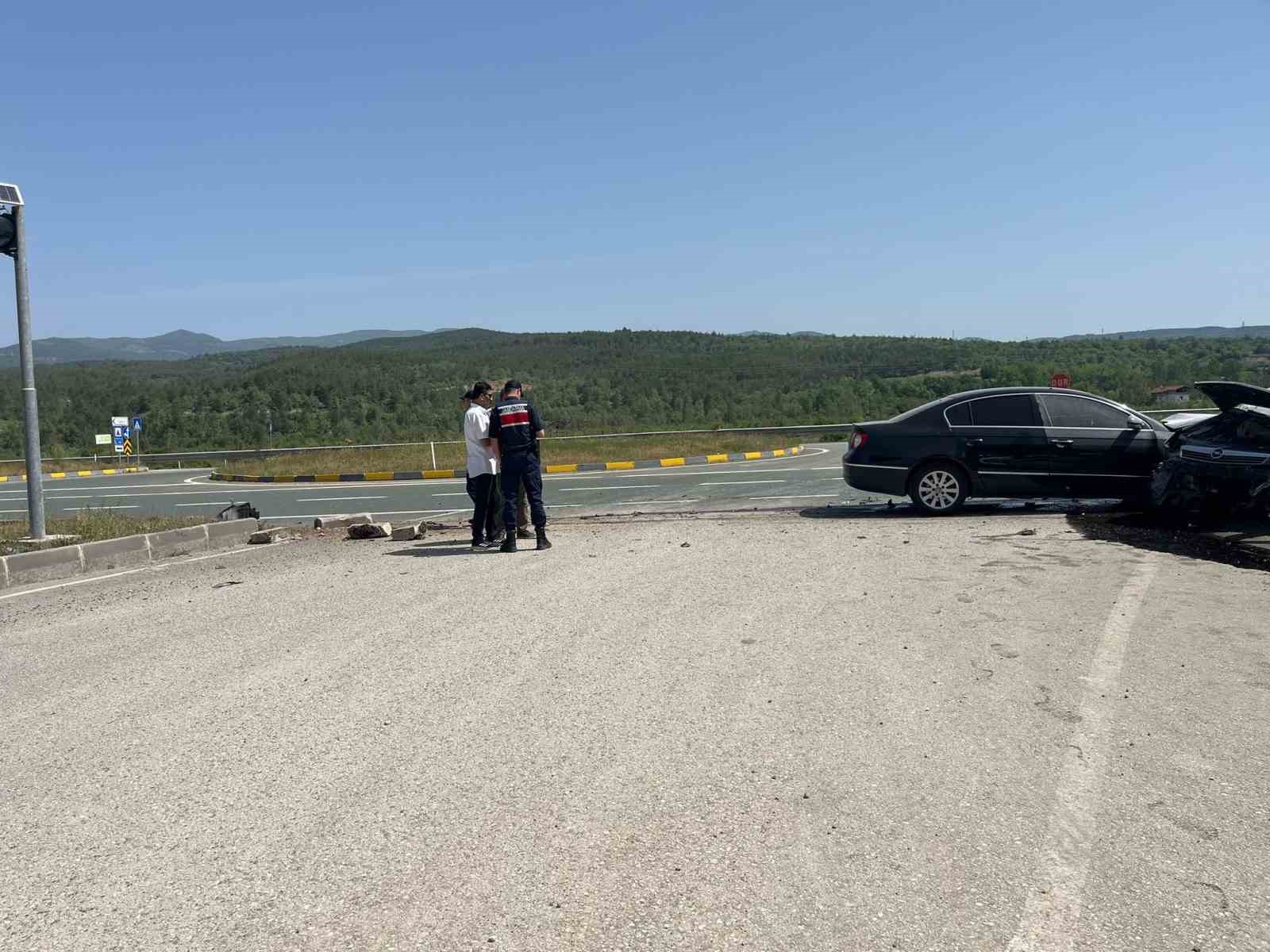 Kastamonu&rsquo;da iki otomobil &ccedil;arpıştı: 4 yaralı
