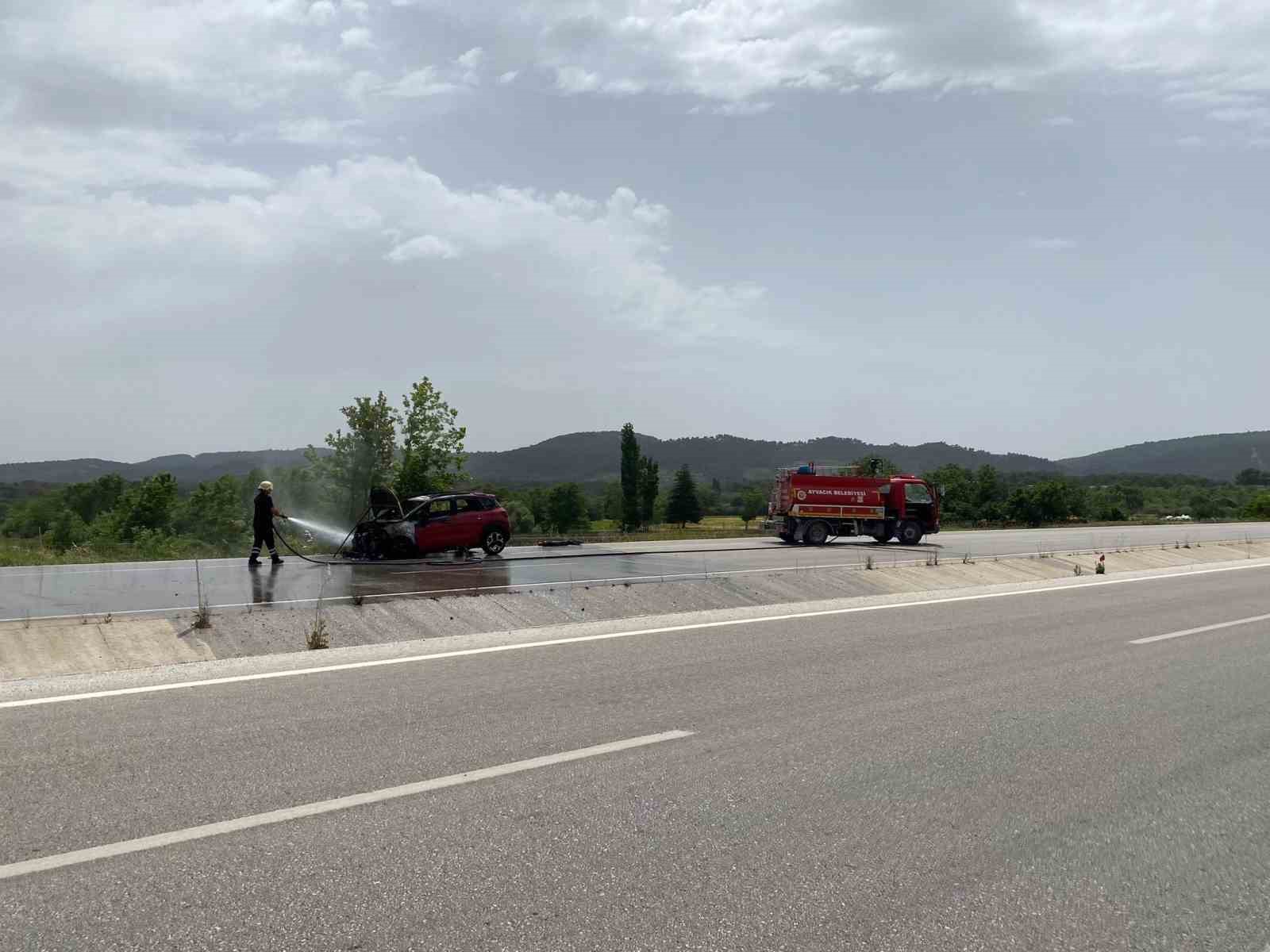 Ayvacık’ta seyir halindeki otomobil yandı