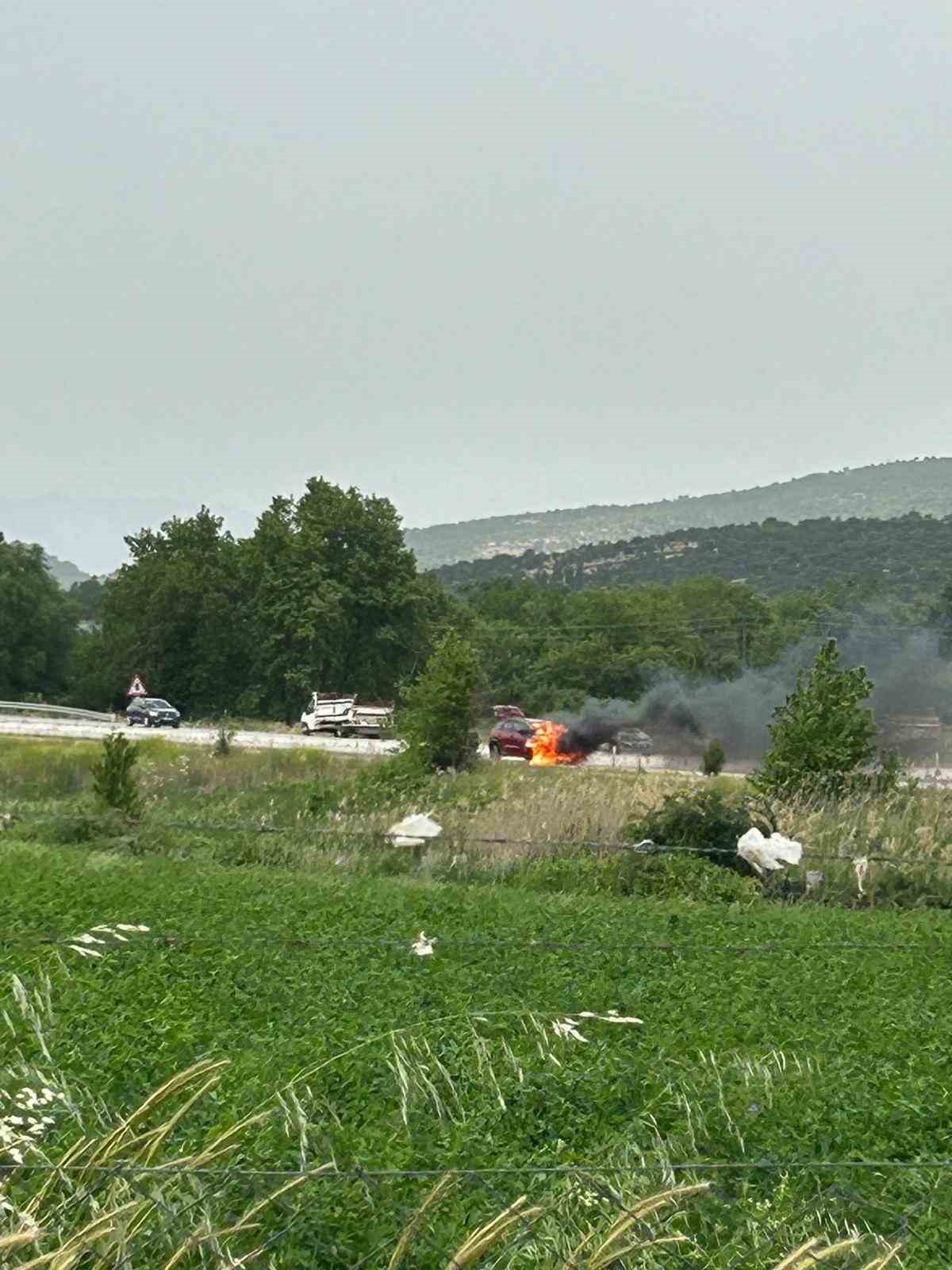 Ayvacık&rsquo;ta seyir halindeki otomobil yandı
