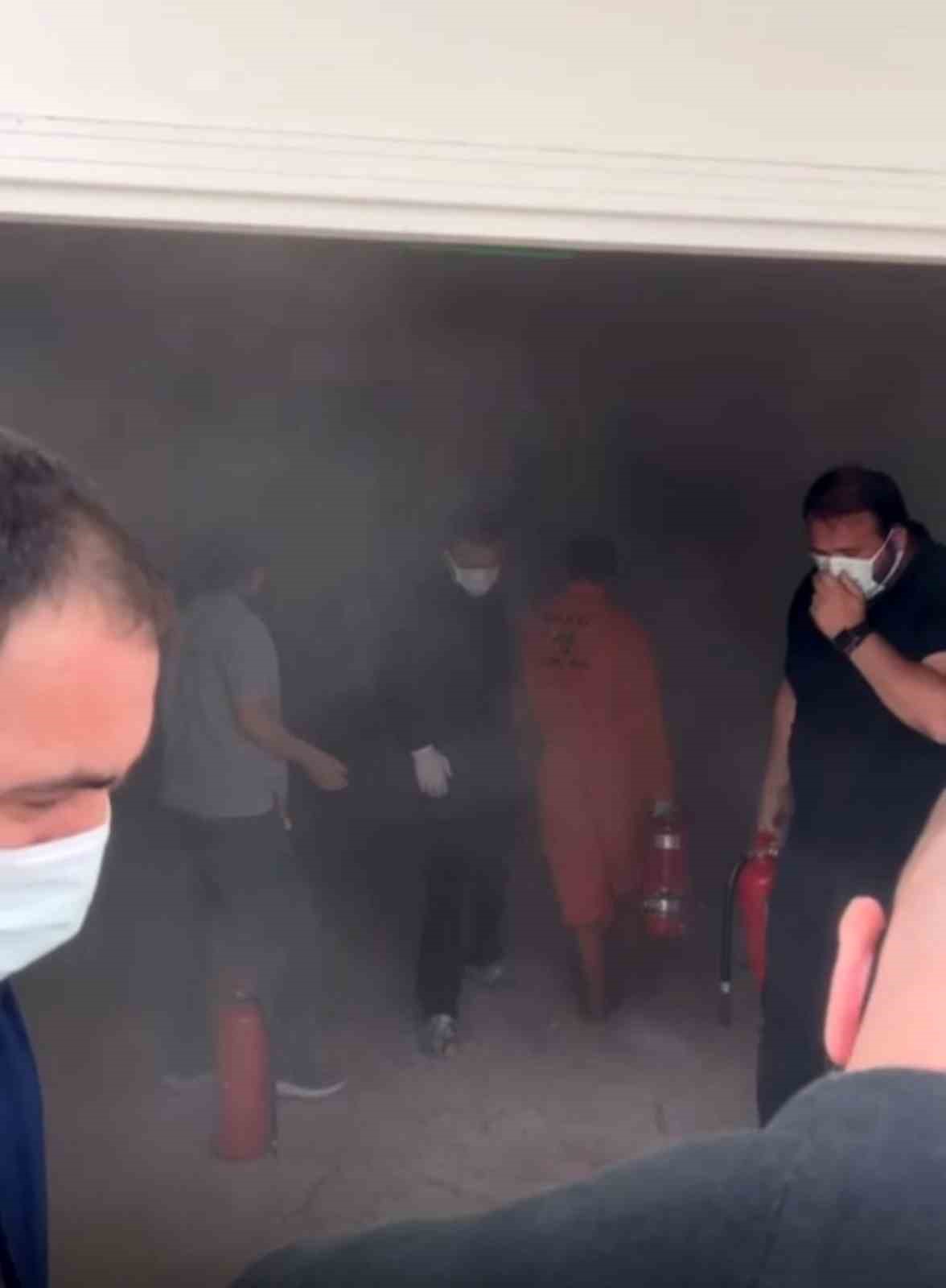 &Uuml;sk&uuml;dar Devlet Hastanesi&rsquo;nde ecza deposunda yangın
