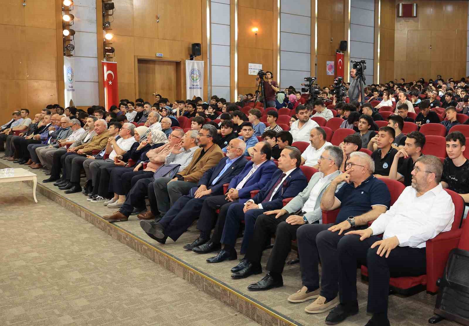 Vehbi Vakkasoğlu: "Necip Fazıl Kısak&uuml;rek, &lsquo;Sakarya T&uuml;rk&uuml;s&uuml; Şiirim, Kayserilidir&rsquo; dedi"
