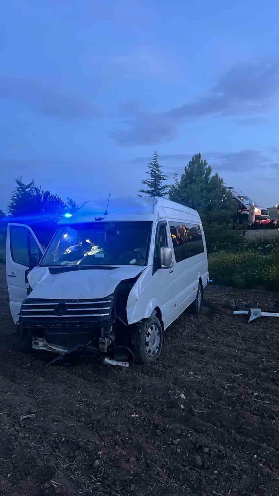 Devrilen minibüste 6 kişi yaralandı