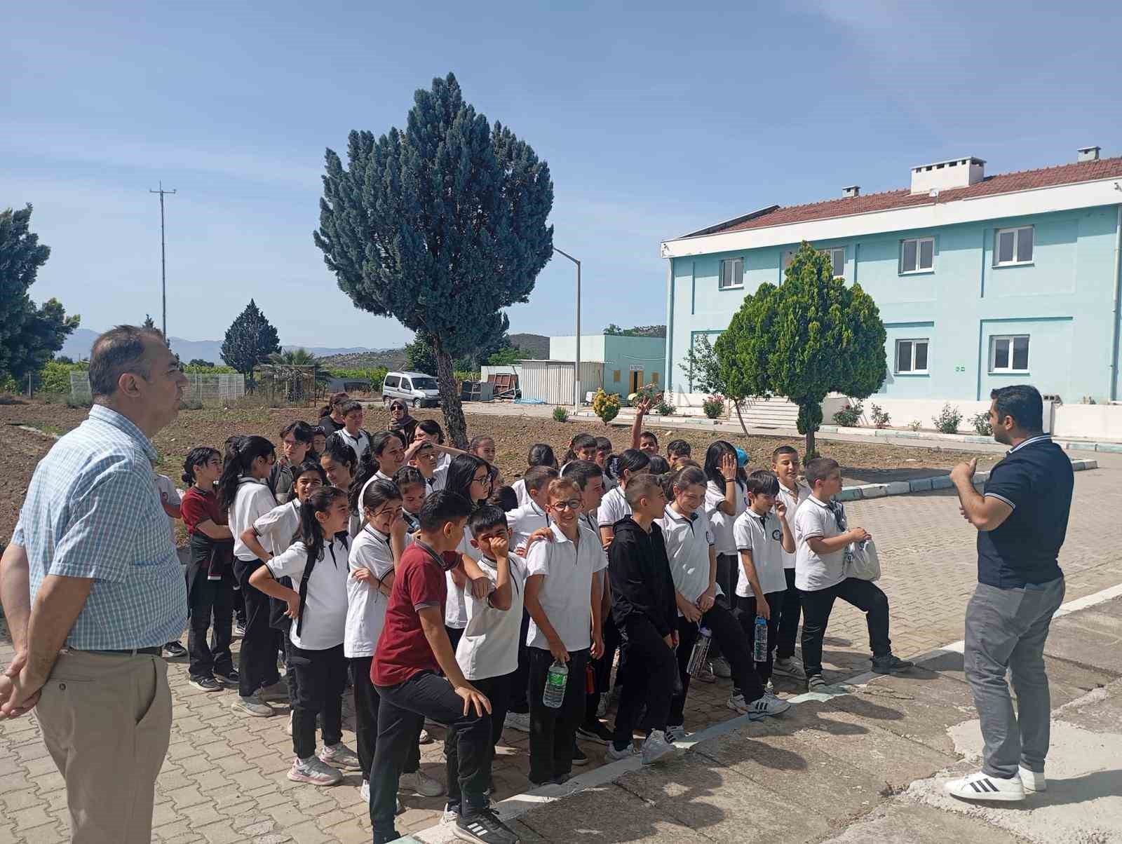 Arıtma tesisine giden &ouml;ğrenciler suyun değerini yerinde &ouml;ğrendi
