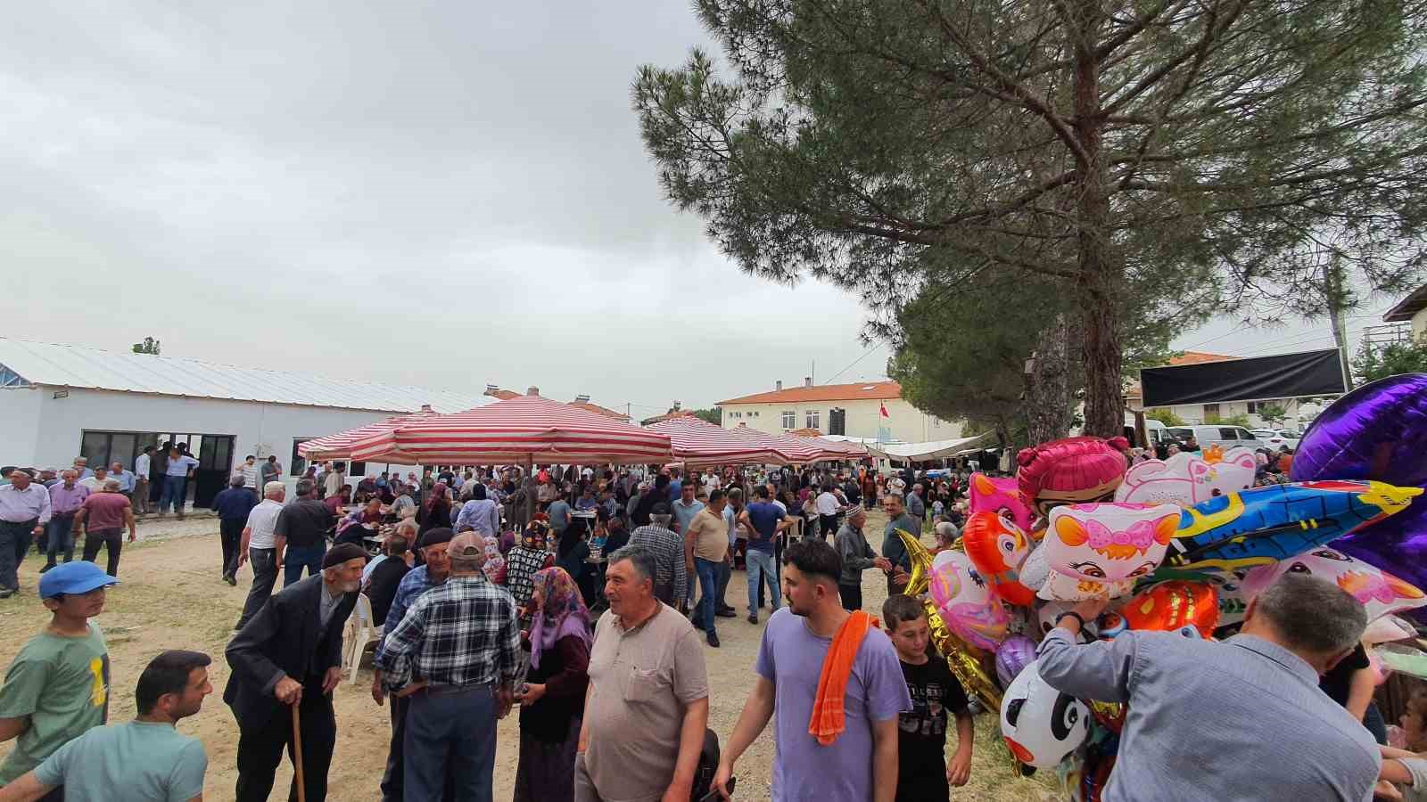 Demirci’de geleneksel yağmur duası ve hayır yemeğine yoğun katılım