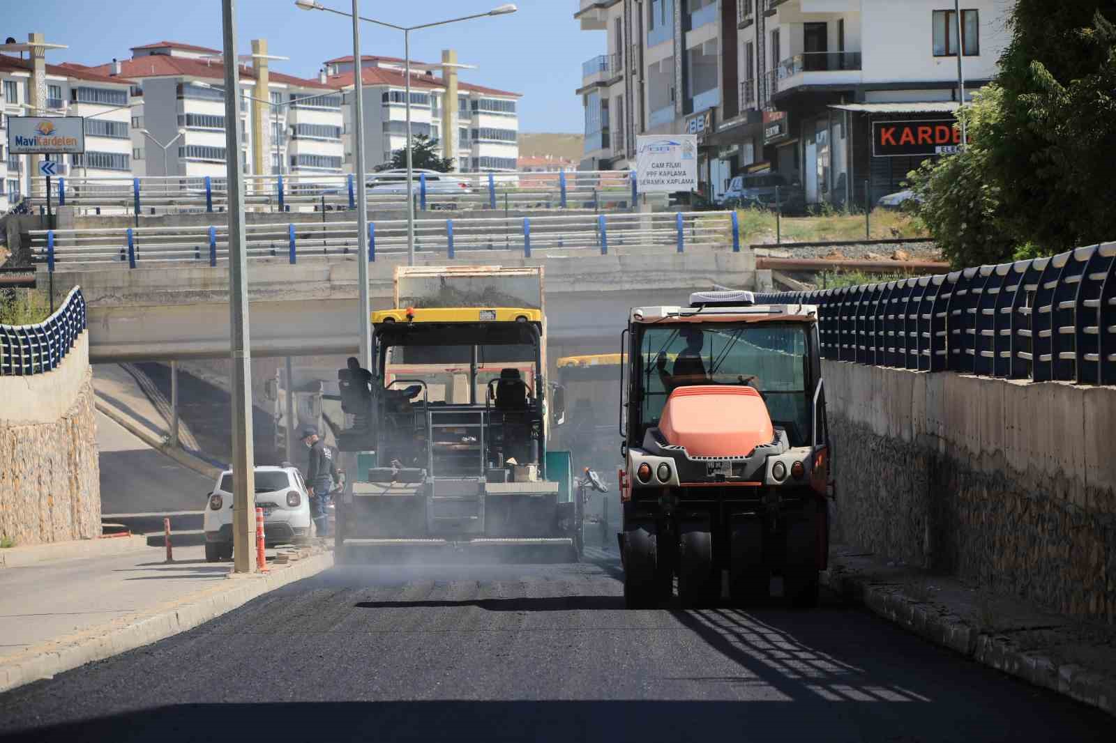 Elazığ’da asfaltlama çalışmaları sürüyor