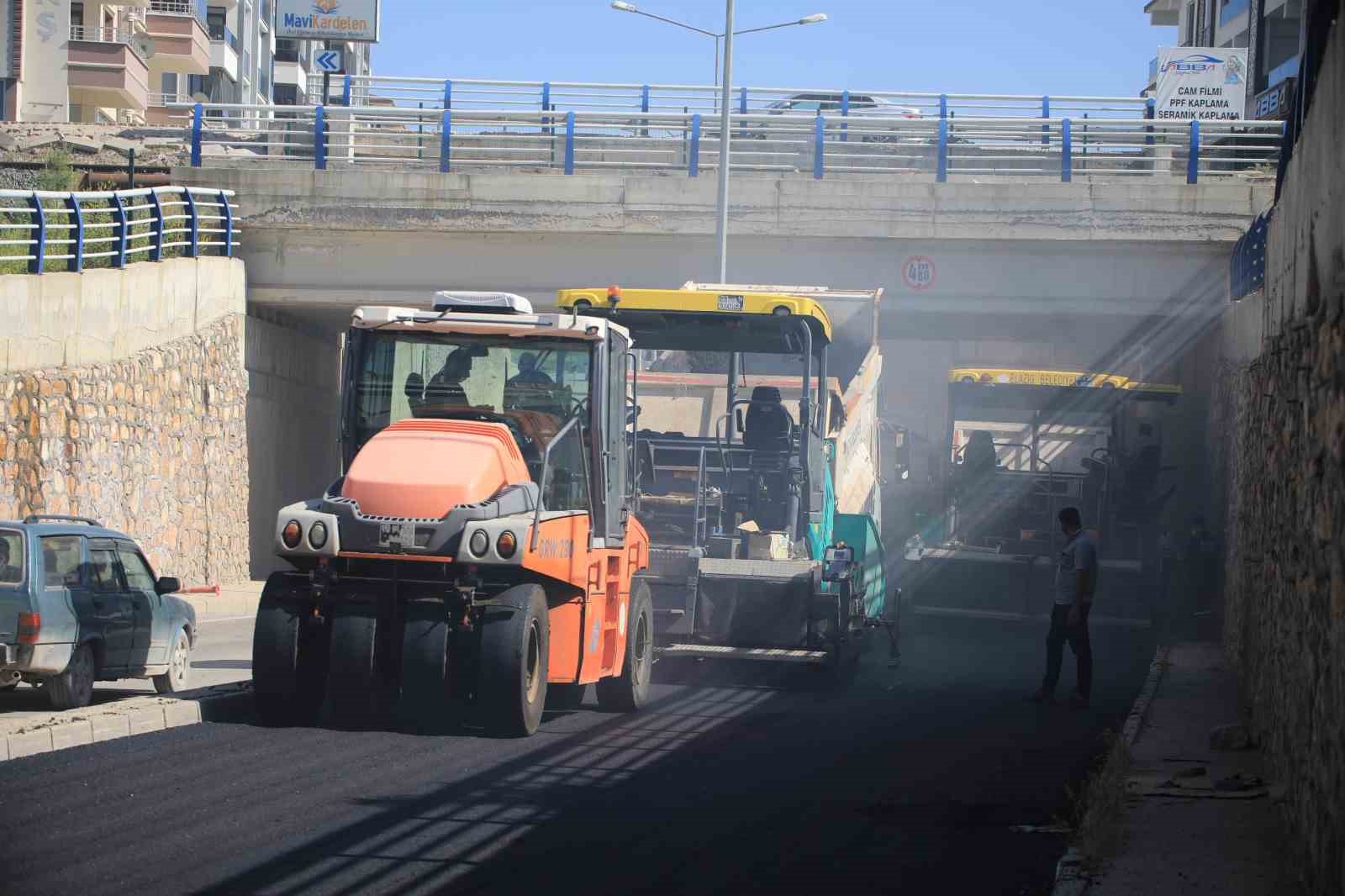Elazığ&rsquo;da asfaltlama &ccedil;alışmaları s&uuml;r&uuml;yor

