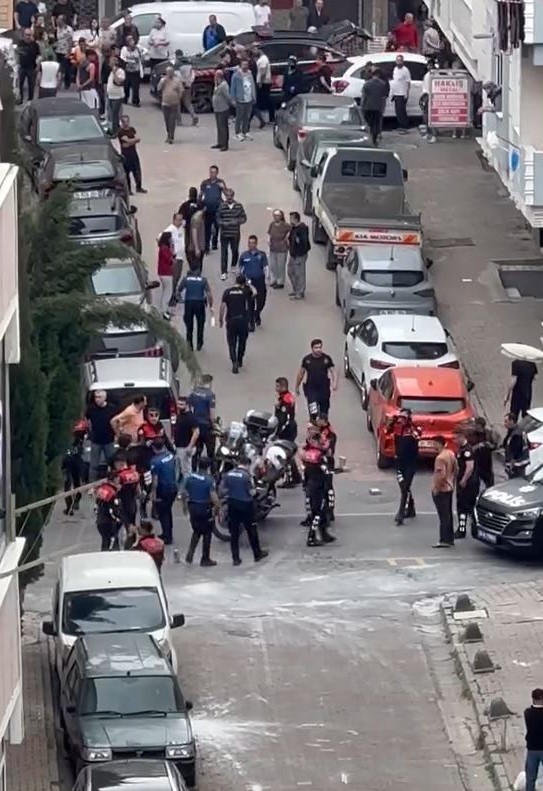 K&uuml;&ccedil;&uuml;k&ccedil;ekmece&rsquo;de akli dengesi yerinde olmayan şahıs polise saldırınca ayağından vurularak g&ouml;zaltına alındı
