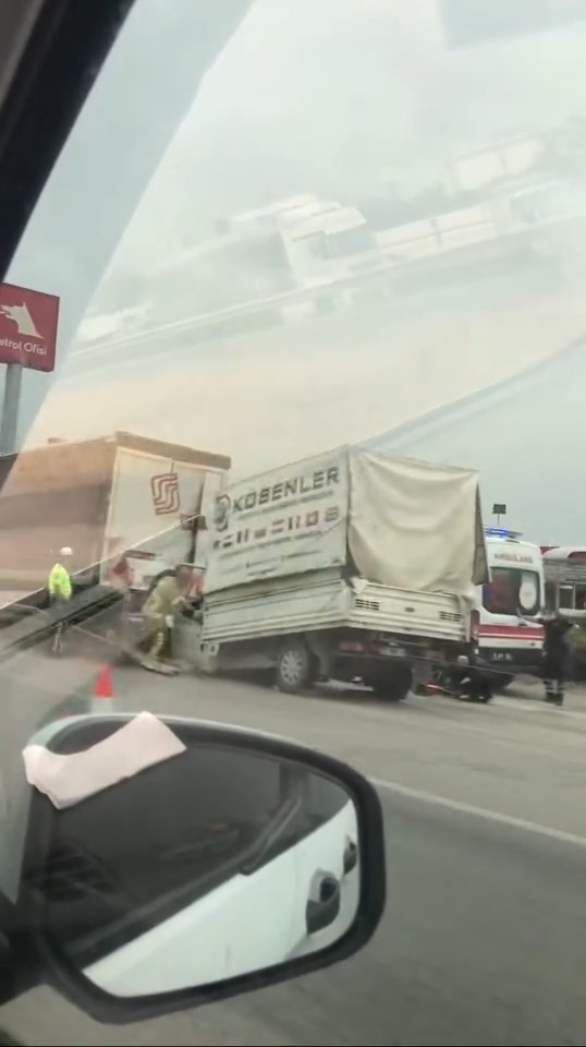 Sıkışan sürücüyü ekipler kurtardı