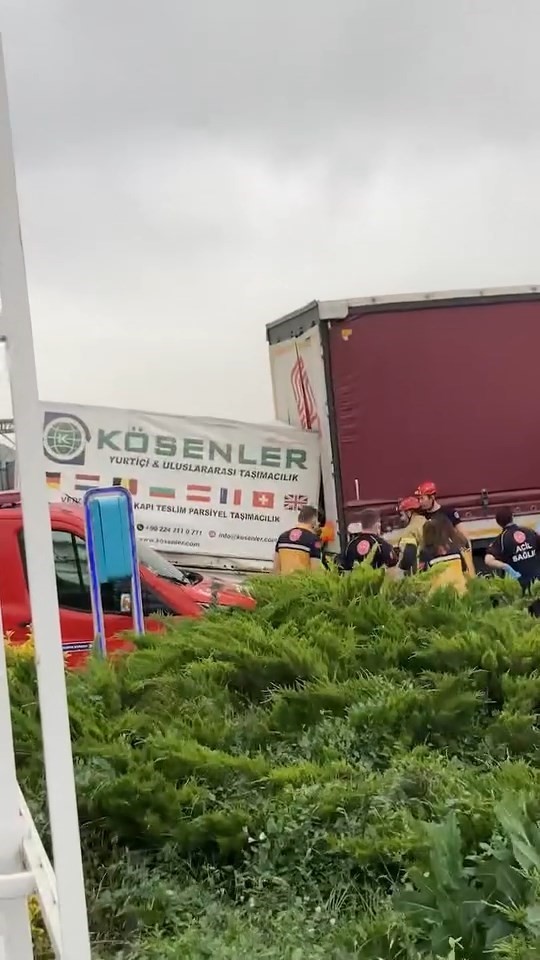 Sıkışan s&uuml;r&uuml;c&uuml;y&uuml; ekipler kurtardı
