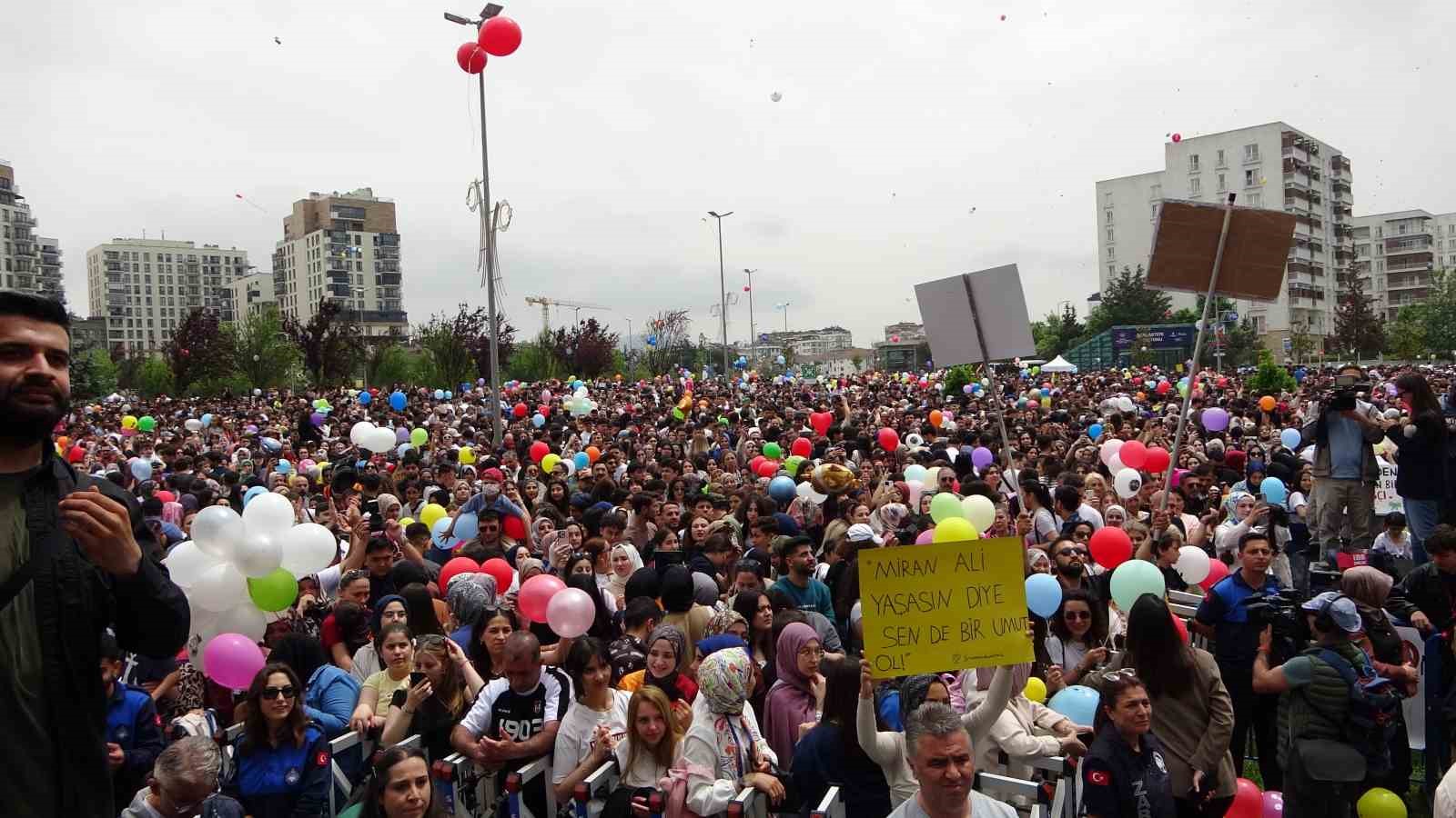 Binlerce balon minik Ali Asaf için gökyüzüne bırakıldı