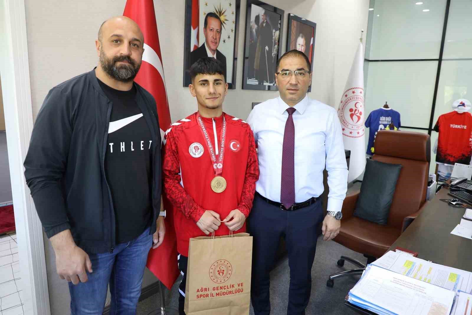 Ağrı Gen&ccedil;lik ve Spor İl M&uuml;d&uuml;r&uuml; &Ccedil;elebi, şampiyon sporcuyu tebrik etti
