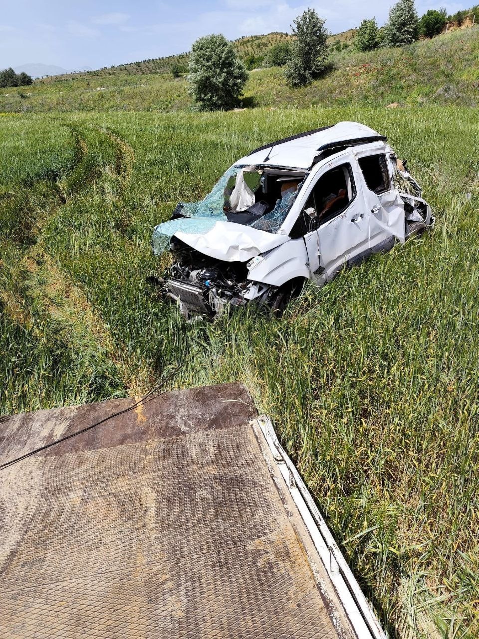 Isparta’da hafif ticari araç şarampole yuvarlandı: 1 yaralı