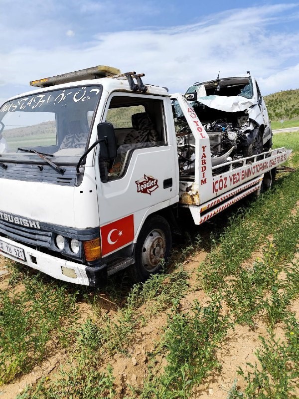 Isparta&rsquo;da hafif ticari ara&ccedil; şarampole yuvarlandı: 1 yaralı
