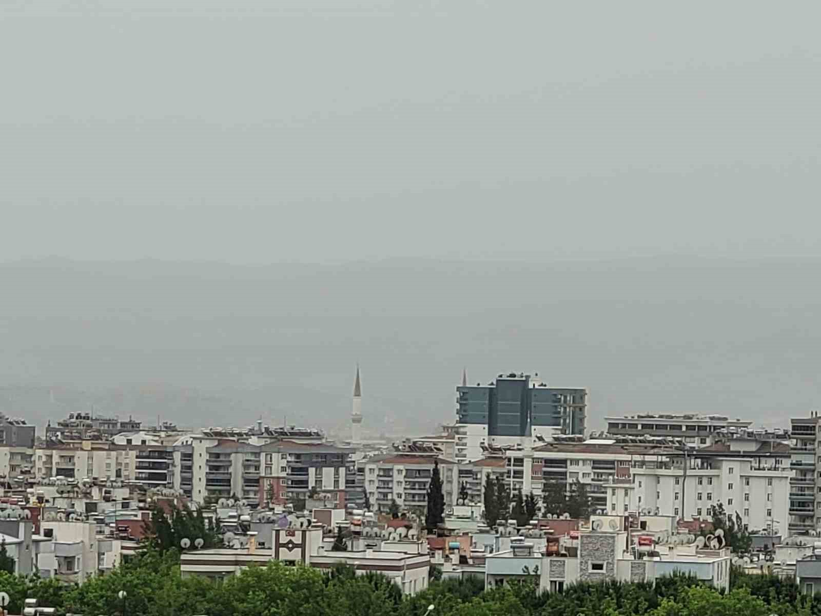 Aydın&rsquo;da tozlu hava etkili oldu
