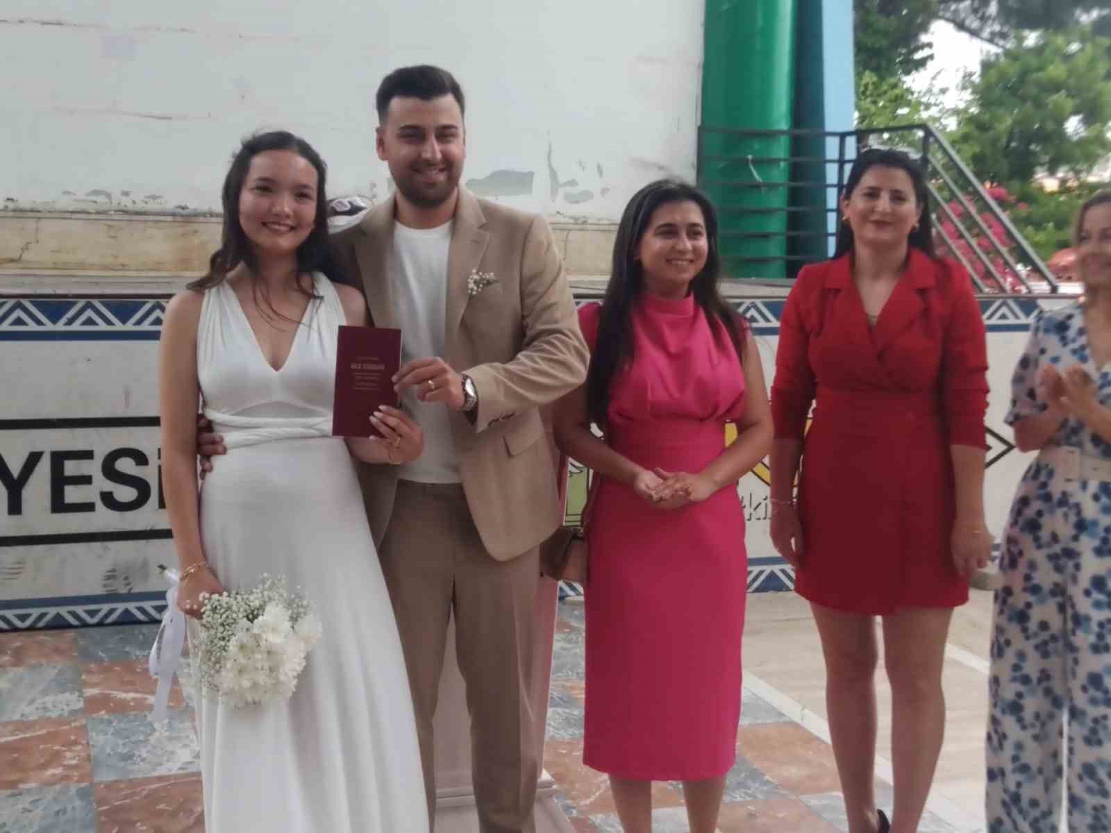Fethiye&rsquo;de 25 Mayıs tarihli nikah &ccedil;ılgınlığı

