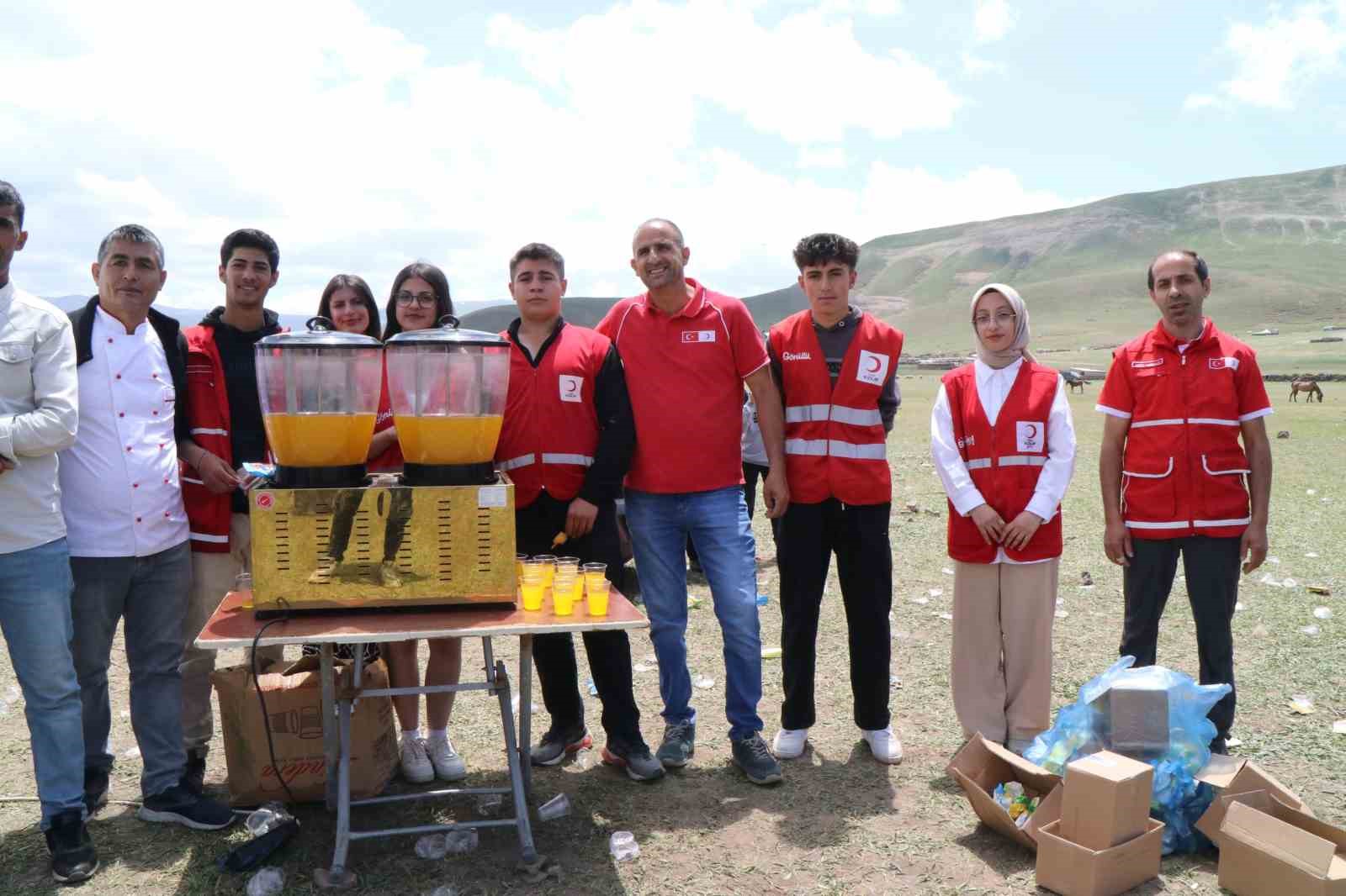 Kızılay’ın yaylada düzenlediği bahar şenliği renkli görüntülere sahne oldu