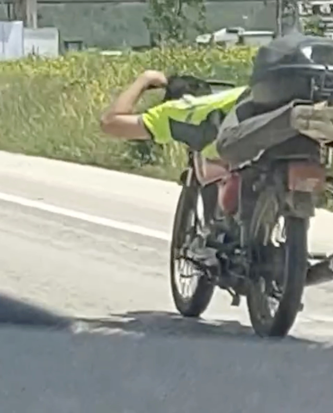 Trafikte kazaya davetiye &ccedil;ıkaran motosiklet s&uuml;r&uuml;c&uuml;s&uuml; kamerada
