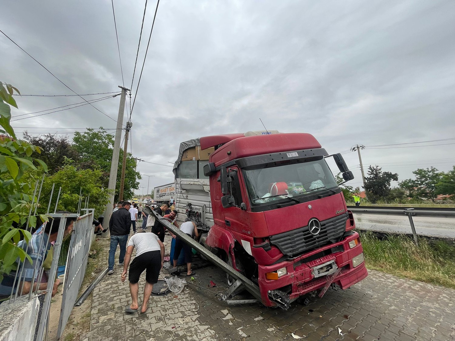 Yağmur kazayı beraberinde getirdi: Tır yan yola devrildi