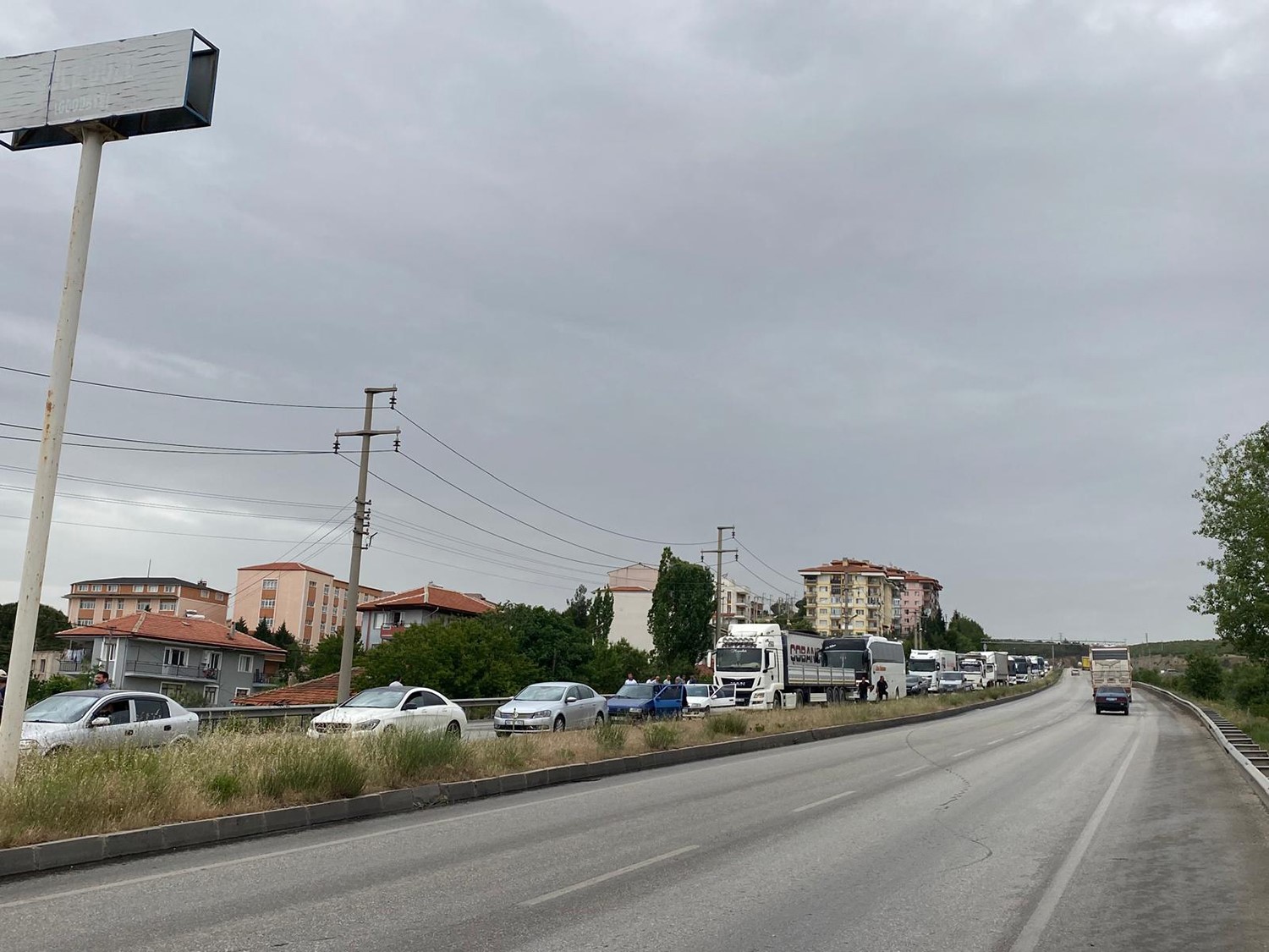 Yağmur kazayı beraberinde getirdi: Tır yan yola devrildi
