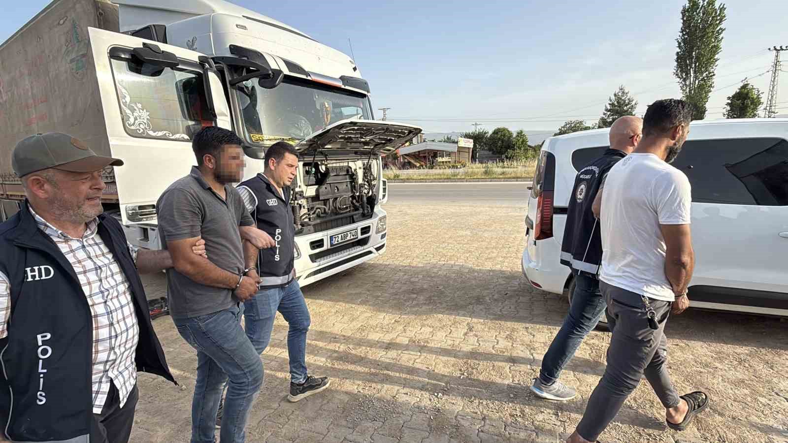 Tokat’ta gümrük mührü kırılmış iki tırda 17 kaçak göçmen yakalandı