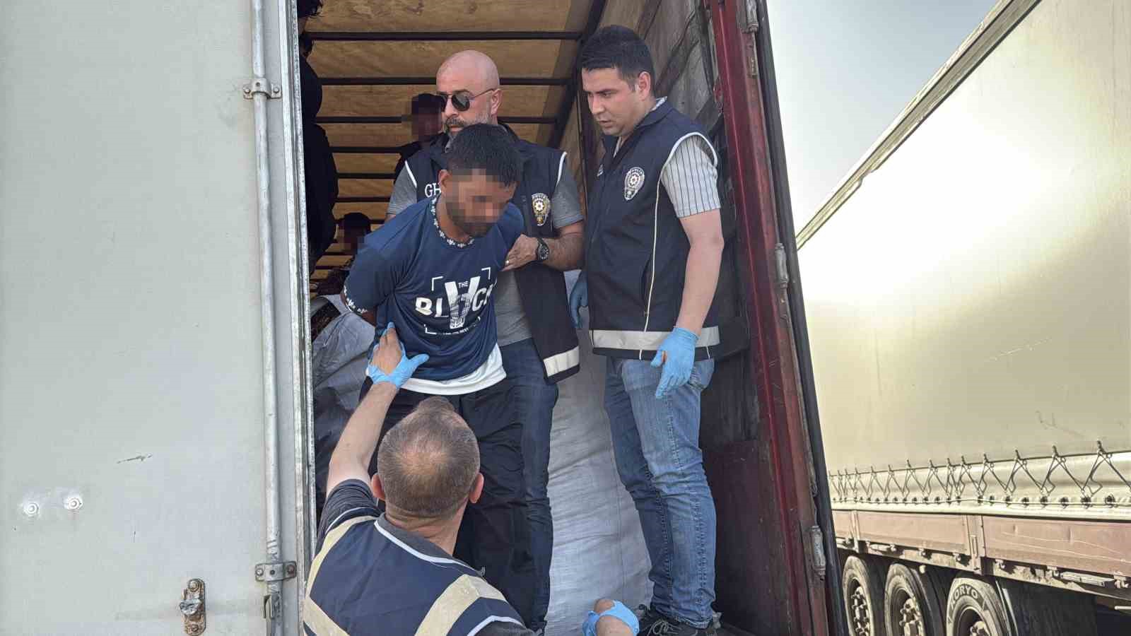 Tokat&rsquo;ta g&uuml;mr&uuml;k m&uuml;hr&uuml; kırılmış iki tırda 17 ka&ccedil;ak g&ouml;&ccedil;men yakalandı
