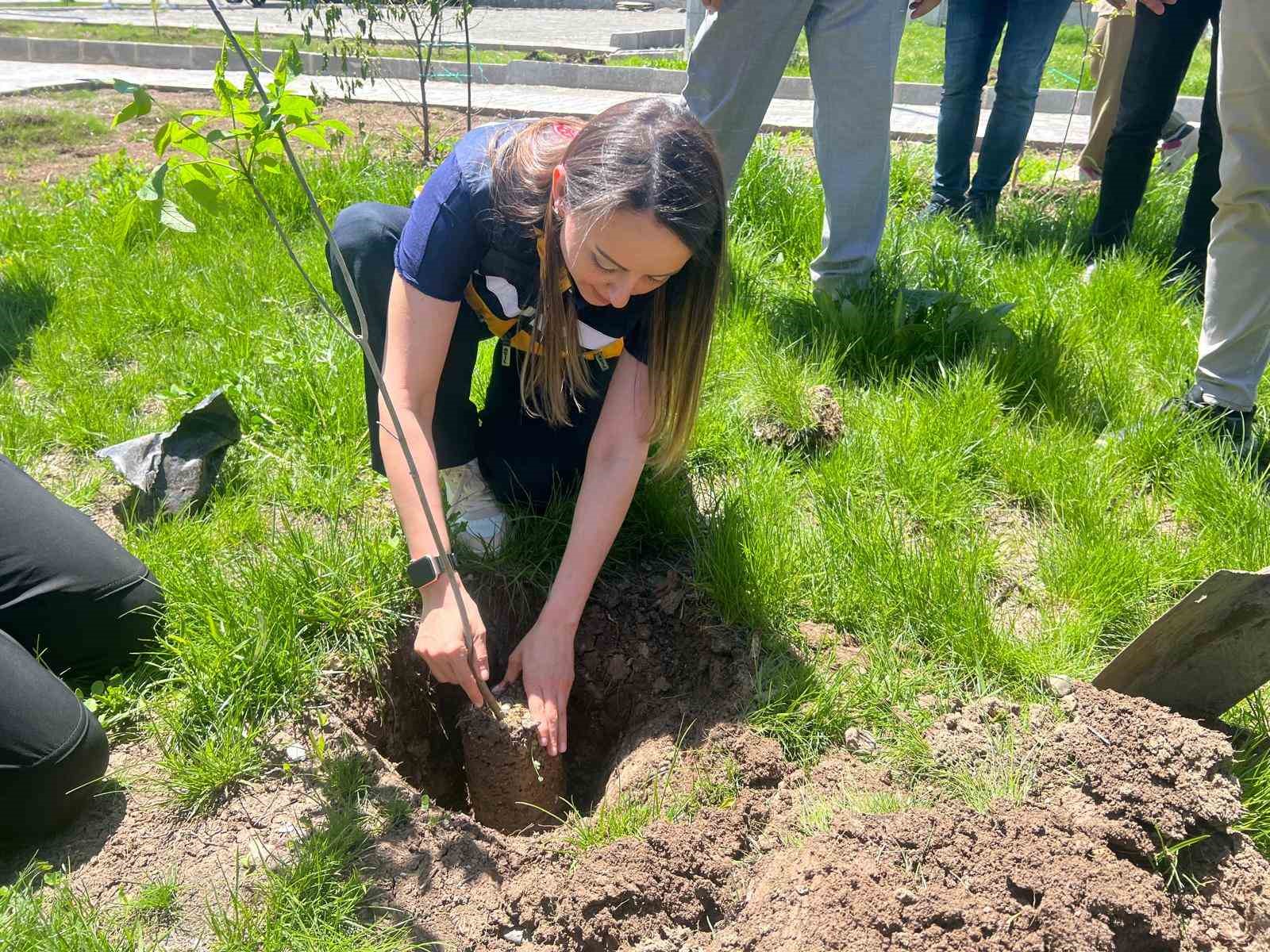 Ağrı’da "Cilt Kanseri Farkındalık Ayı" kapsamında fidan dikimi etkinliği düzenlendi